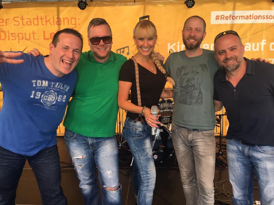 Die Band: Daniel Schwenger (Schlagzeug), Christoph Carl (Bass), Déborah Rosenkranz (Gesang), Winnie Schweitzer (Gitarre), Kilian Haiber (Keyboards)