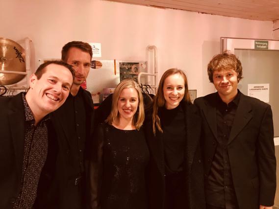 Daniel Schwenger (Schlagzeug), Thorsten Meinhardt (Bass), Julia Schwenger (Gesang), Leonie Vollmer (Cello & Gesang), Thomas Buyer (Keyboards & Gesang)