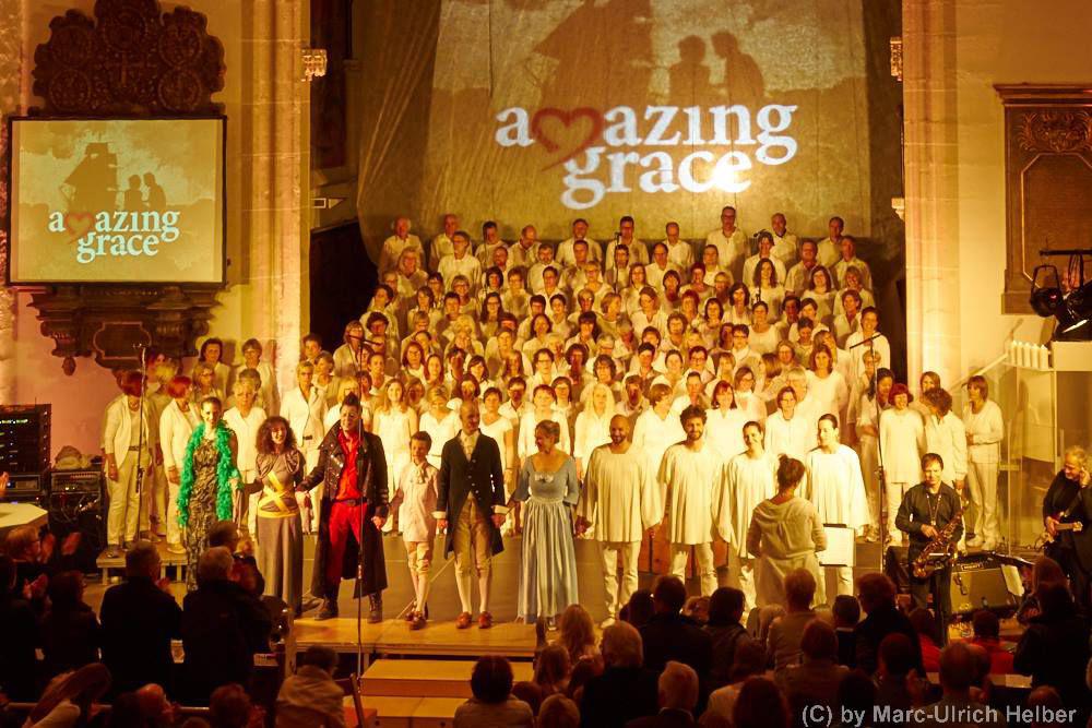 Alle fantastischen Darsteller auf der Bühne am Ende der Show Alle fantastischen Darsteller auf der Bühne am Ende der Show