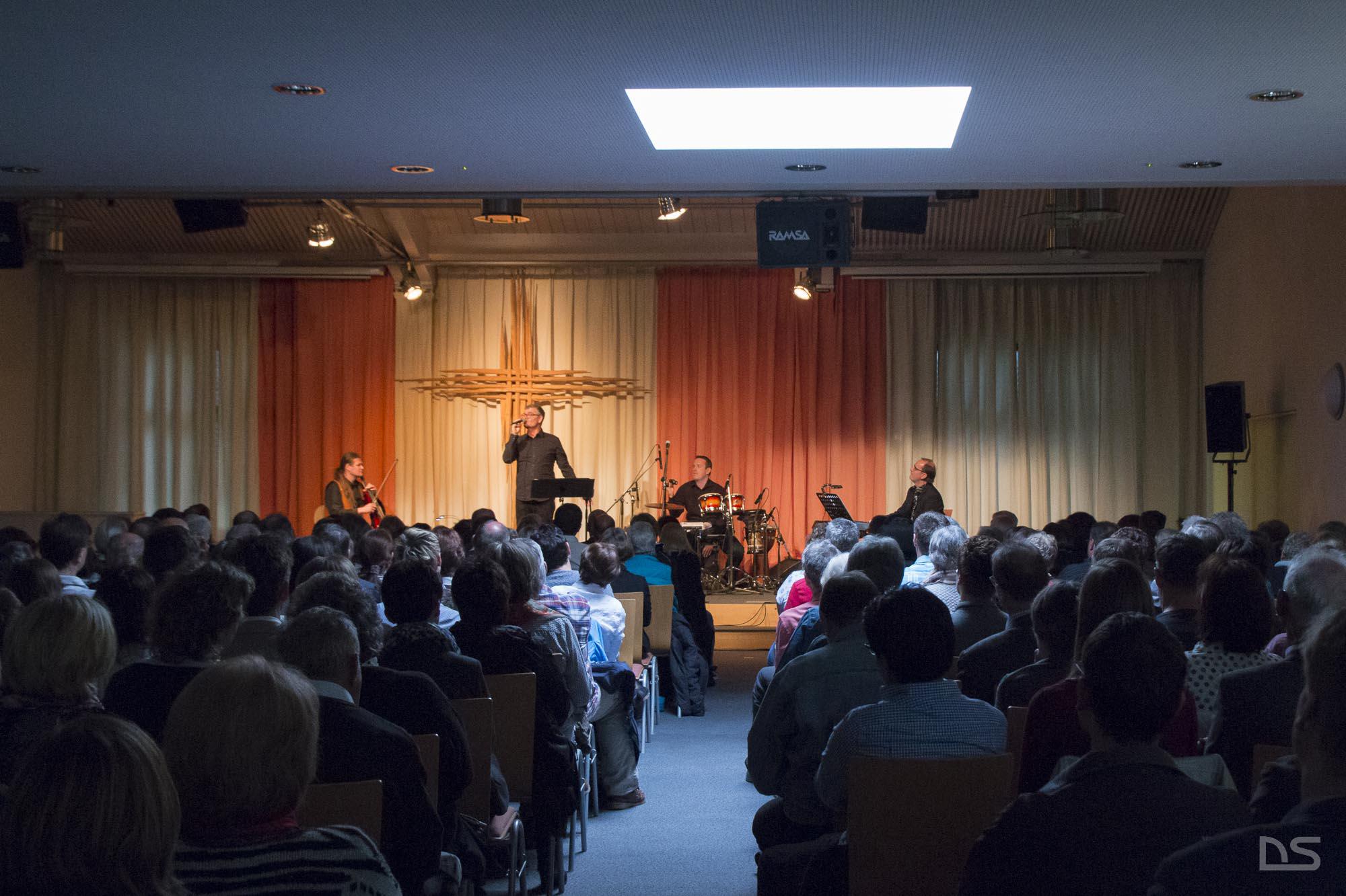 Ausverkauftes Haus im CZ Life in Plüderhausen beim Karfreitagskonzert mit Christoph Zehendner