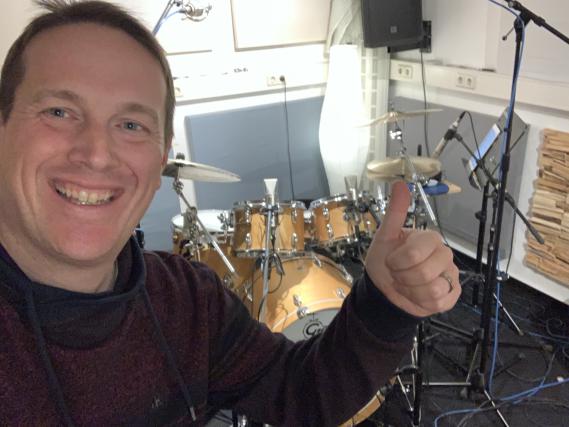 Daniel Schwenger im Tonbiotop Studio am Schlagzeug von Daniel Jakobi mit Paiste