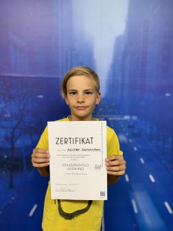 Kasper mit seinem Zertifikat 2022 Kasper mit seinem Zertifikat 2022