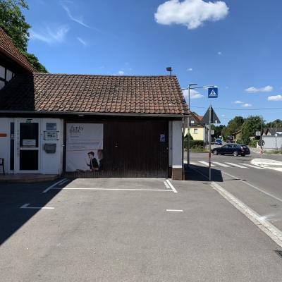 Fahrrad- und Autoparkplätze direkt vor dem Eingang