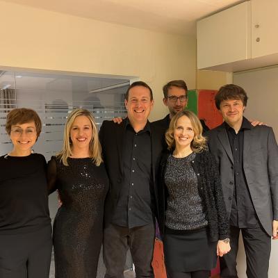 Kerstin Haag (Cello), Julia Schwenger (Gesang), Daniel Schwenger (Schlagzeug), Thorsten Meinhardt (Bass), Christina Stöhr (Gesang), Thomas Buyer (Keyboards). Die Daniel Schwenger Band am 23.12.2023 in Lörrach.